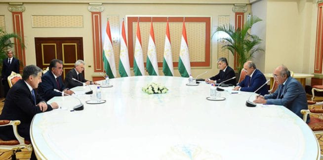 塔吉克斯坦总统拉赫蒙与乌兹别克斯坦外长商讨关于两国公民互访的问题