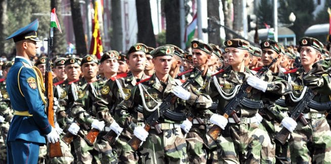 塔吉克斯坦首都杜尚别举行庆祝独立25周年阅兵式