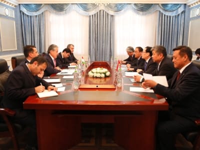 塔吉克斯坦外长与中国代表团举行谈判