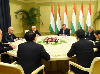 塔国总统与中方代表讨论反恐问题