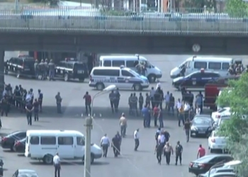 В Ереване группа вооруженных людей захватила здание полиции