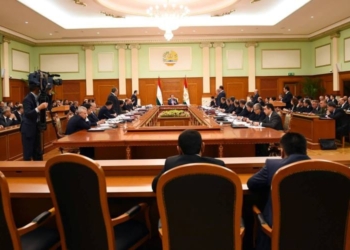 Э.Рахмон обсудил с правительством исполнение госбюджета по итогам полугодия (фото)