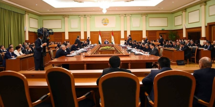 Э.Рахмон обсудил с правительством исполнение госбюджета по итогам полугодия (фото)