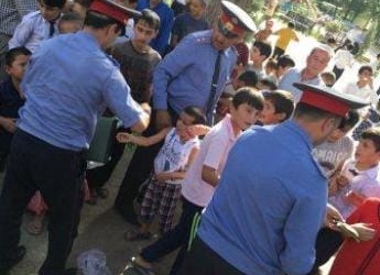 Милиционеры раздали детям в Кулябе бесплатное мороженое от имени Лидера нации
