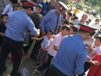 Милиционеры раздали детям в Кулябе бесплатное мороженое от имени Лидера нации