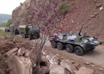 Российские военные применили новые БТР на маневрах в предгорьях Памира