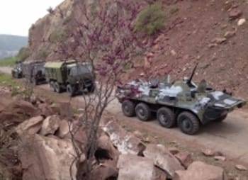 Российские военные применили новые БТР на маневрах в предгорьях Памира