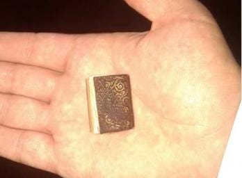 В Национальной библиотеке хранится литографическое издание Корана, весом 1,6 грамм