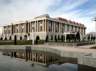 В Душанбе открылась выставка народного художника Таджикистана Ашура Хайдарова
