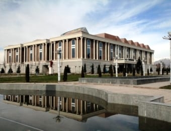 В Душанбе открылась выставка народного художника Таджикистана Ашура Хайдарова