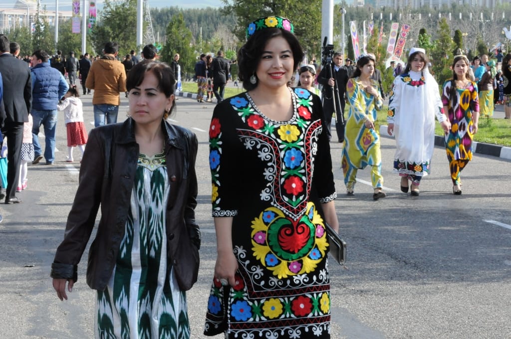 Праздники в марте в таджикистане. Суон таджикистанец. Навруз в Таджикистане.