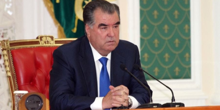 Э.Рахмон освободил от занимаемых должностей судей, опорочивших честь судьи