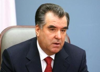 Эмомали Рахмон поздравил Тимура Зульфикарова с юбилеем