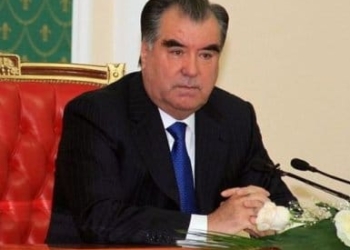 Э.Рахмон вручил госнаграды представителям различных сфер