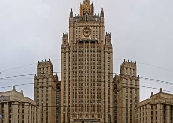 Россиянам, находящимся за рубежом, рекомендовали быть осторожными в пятницу