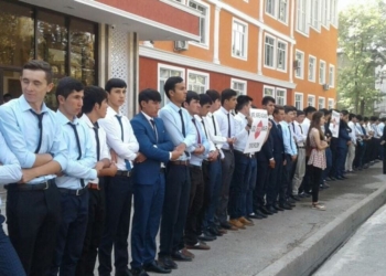 В Душанбе сожгли портреты таджикских оппозиционеров