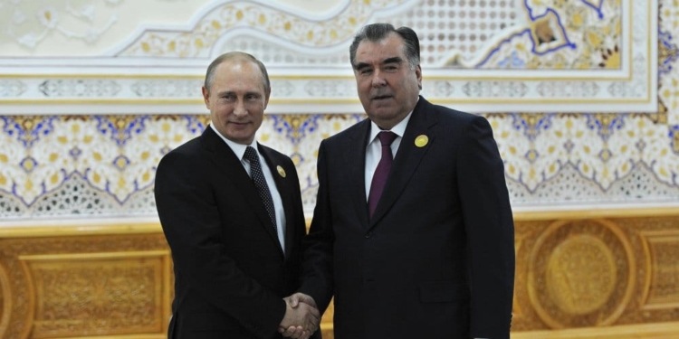 Эмомали Рахмон поздравил Владимира Путина с днем рождения