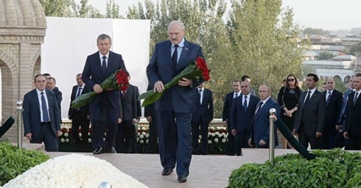 Александр Лукашенко посетил могилу Ислама Каримова