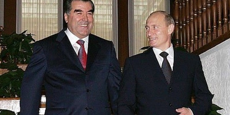 Э.Рахмон провел телефонные разговоры с Путиным и Мирзиёевым