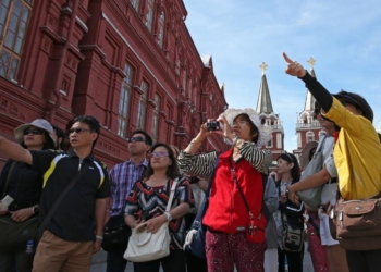 Китайские туристы потратили более 684 млрд. юаней на покупки за границей