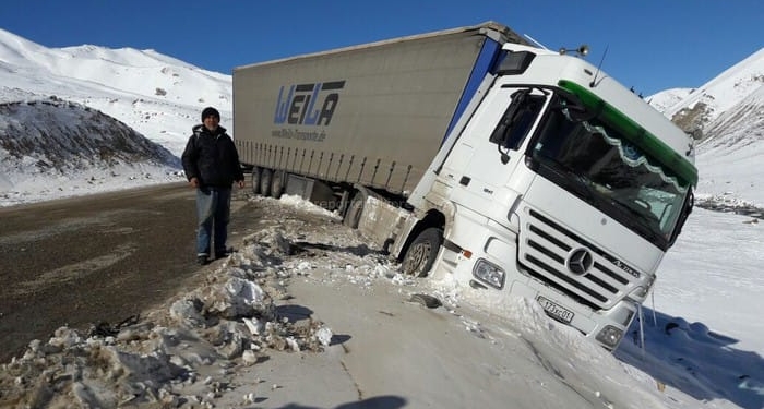 Таджикский дальнобойщик, попавший в ДТП на перевале Отмок, просит о помощи