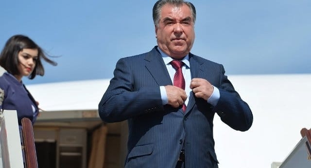 Э.Рахмон отбыл в Венгрию на Будапештский водный саммит