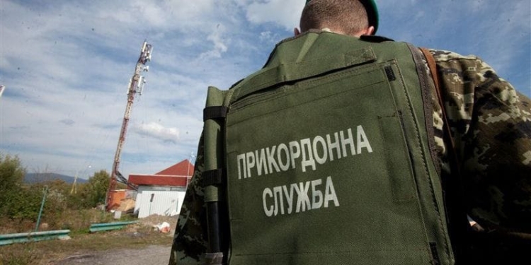 Украинские пограничники не впустили из Крыма 10 граждан Таджикистана