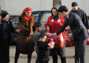 «Дунёи нав» пришел к детям с новогодними подарками