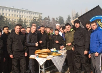 Военнослужащие 201-й военной базы состязались в экстриме и приготовлении плова