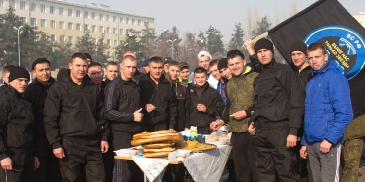 Военнослужащие 201-й военной базы состязались в экстриме и приготовлении плова