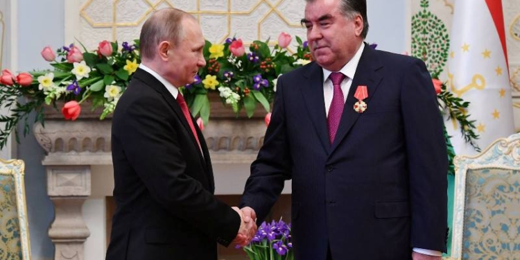 Президент России вручил лидеру Таджикистана орден Александра Невского (фото)