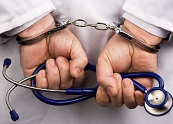 Врач родильного дома в Душанбе подозревается в получении взятки