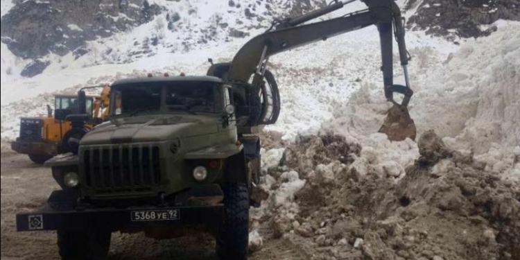Российские саперы помогают расчищать автодорогу Душанбе-Худжанд