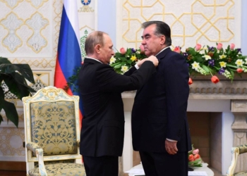 Президент России вручил лидеру Таджикистана орден Александра Невского. Фото пресс-службы Президента РТ