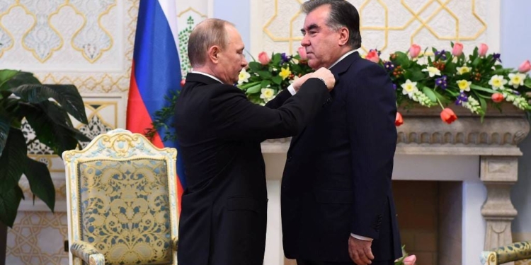 Президент России вручил лидеру Таджикистана орден Александра Невского. Фото пресс-службы Президента РТ