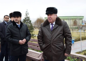 Эмомали Рахмон и Рустам Эмомали посетили столичный парк Наврузгох