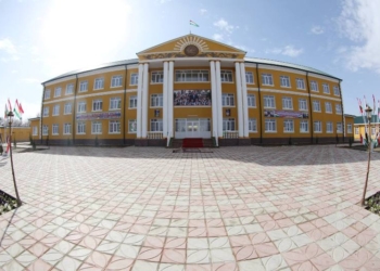 Президент открыл новый учебный корпус школы в джамоате Унджи Б.Гафурова (фото)