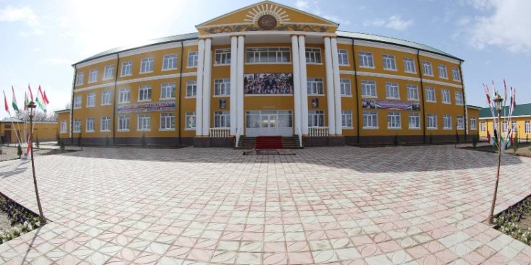 Президент открыл новый учебный корпус школы в джамоате Унджи Б.Гафурова (фото)