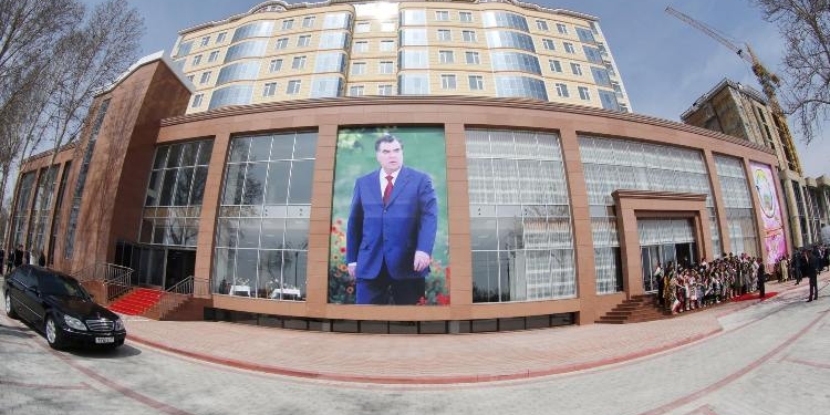 Эмомали Рахмон поздравил с Наврузом 500 детей-сирот в Худжанде