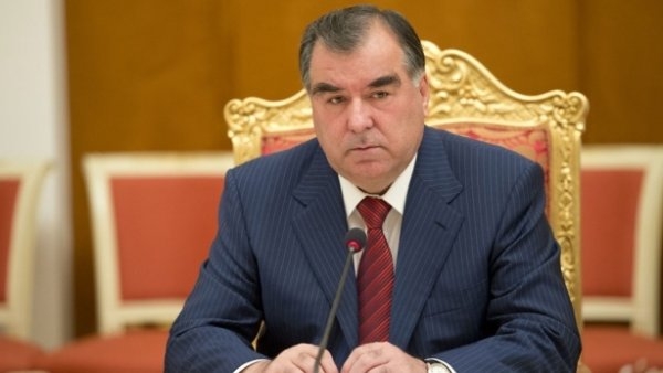 Эмомали Рахмон поздравил президента Франции