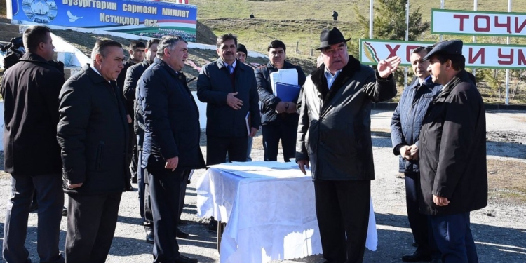 Президент ознакомился с проектом реконструкции автодороги Душанбе-Кургантюбе
