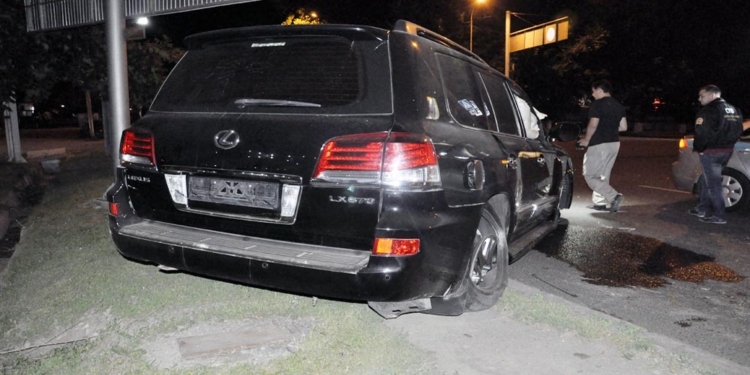 На севере Таджикистана пешеход попал под колеса двух автомобилей. Виновники ДТП скрылись