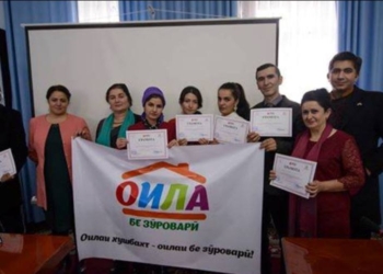 В Душанбе наградили журналистов-победителей конкурса на тему предотвращения насилия в семье