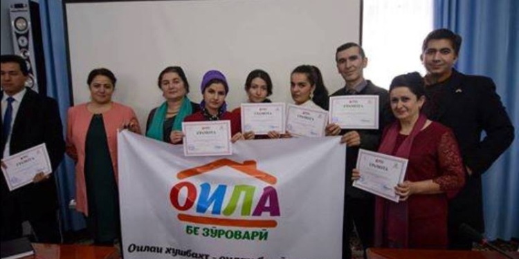 В Душанбе наградили журналистов-победителей конкурса на тему предотвращения насилия в семье