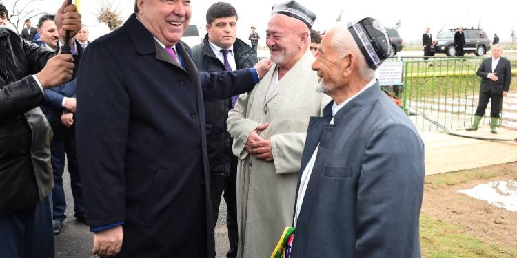 Эмомали Рахмон ознакомился с деятельностью ряда хозяйств и сдал в эксплуатацию жилой дом в Турсунзаде
