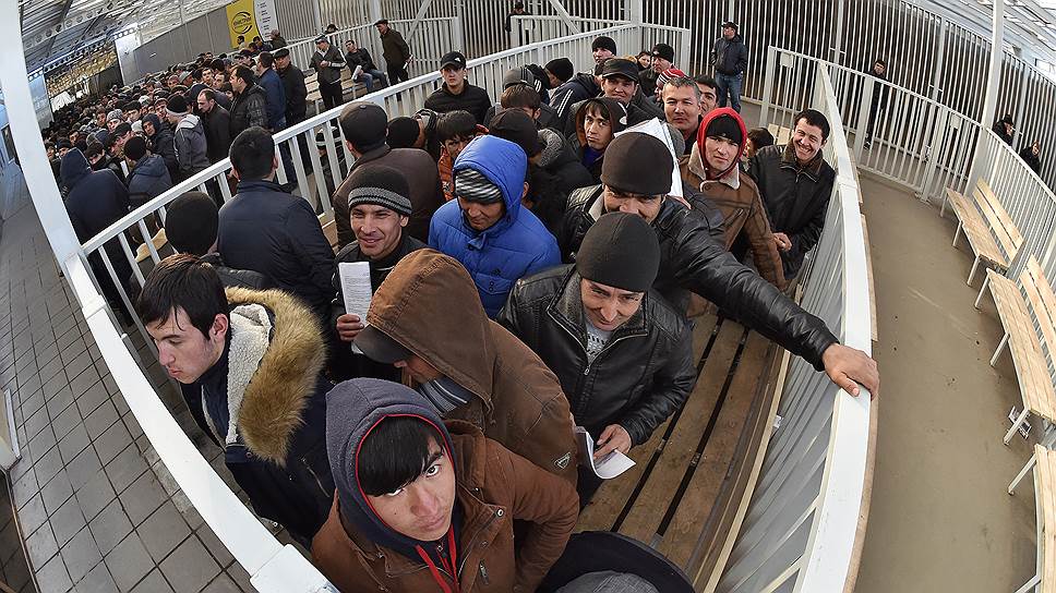 Приезжий остановился. Амнистия для мигрантов из Таджикистана. Мигранты в России. Мигранты в Москве. Мигранты узбеки.