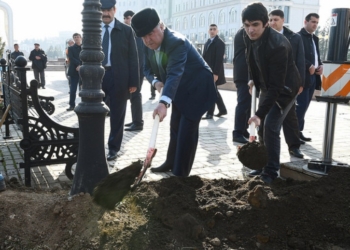 Президент Таджикистана  с сыновьями посадил диковинные деревья в парке Государственного герба