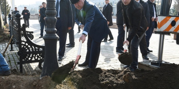 Президент Таджикистана с сыновьями посадил диковинные деревья в парке Государственного герба