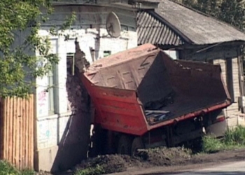 Грузовик врезался в жилой дом в Душанбе, есть жертва