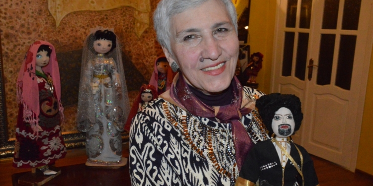 Азза и её куклы